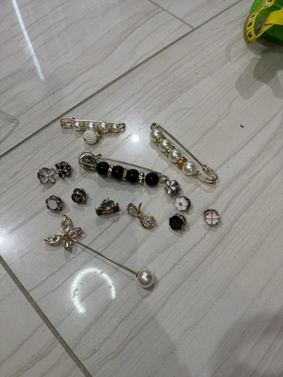 Assorted Decorative Pins and Brooches - photo 3