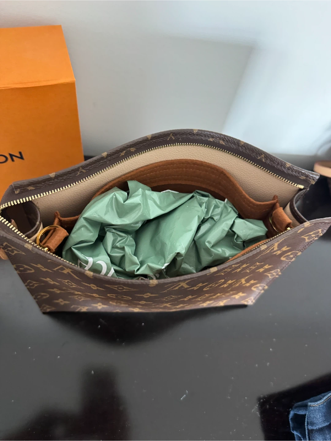 Louis Vuitton Monogram Toiletry Pouch euc 26 comes with receipt - photo 3