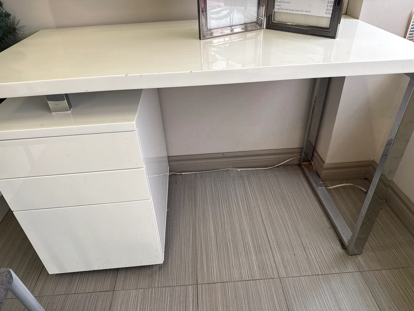 White desk with drawers