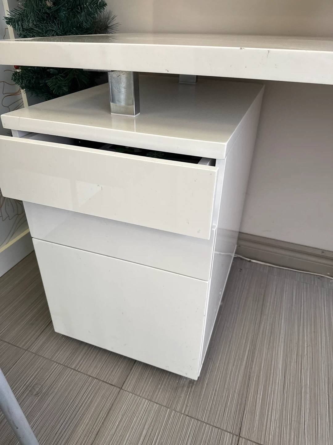 White desk with drawers - photo 2