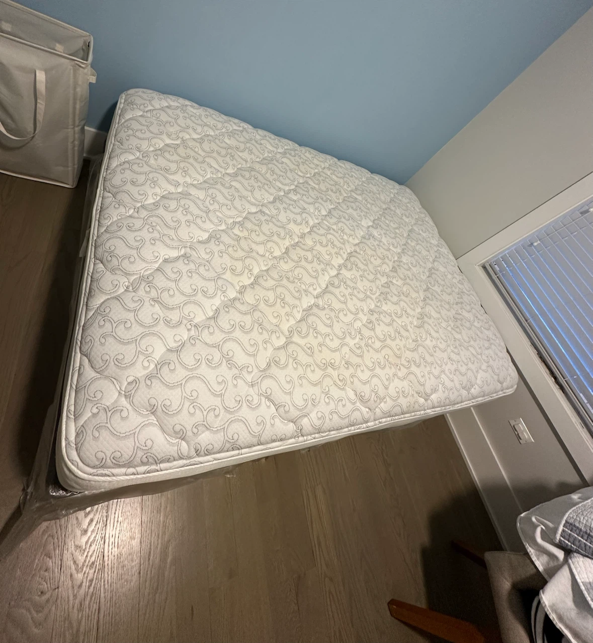 Queen size mattress with box spring - photo 2