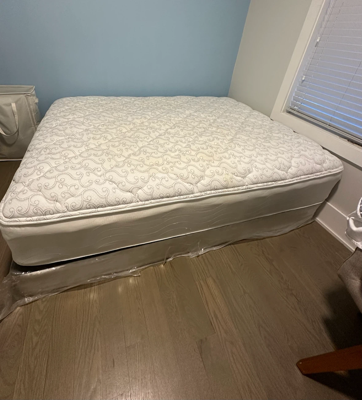 Queen size mattress with box spring - photo 3