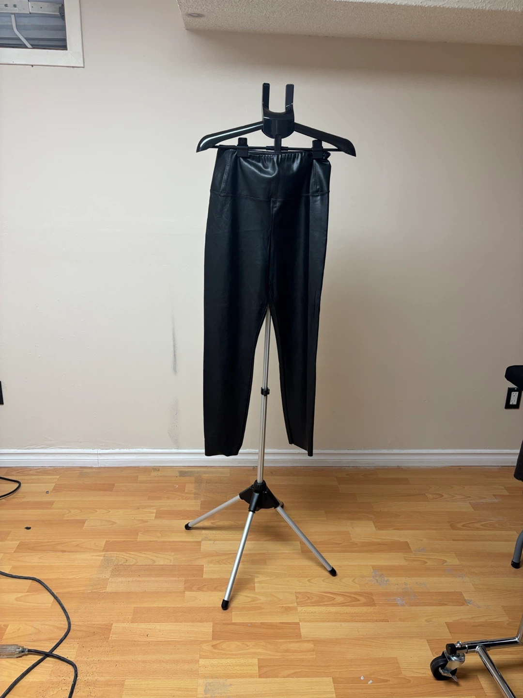 Wilfred Free Faux Leather Leggings