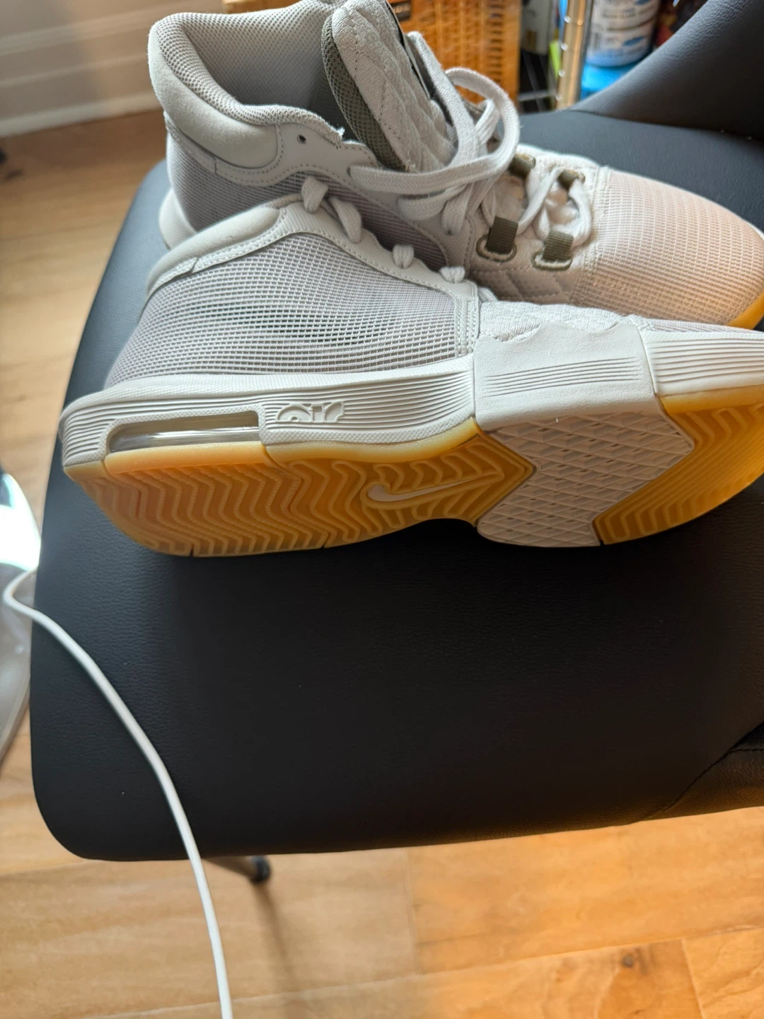 Size 9 Men’s Nike LeBron Witness Basketball Shoes - photo 2