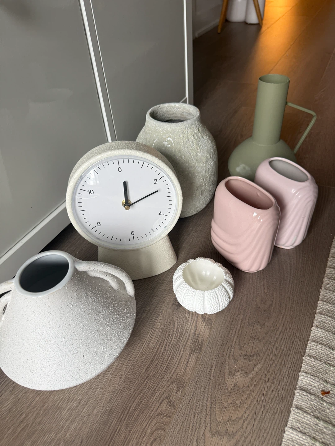 Free Home Decor Set: Table Clock and Vases