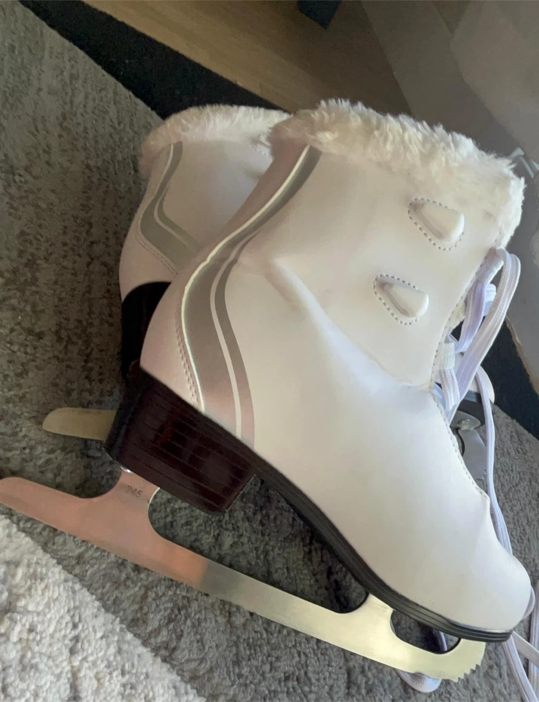 Women's White Recreational Ice Skates Size 6 - photo 4