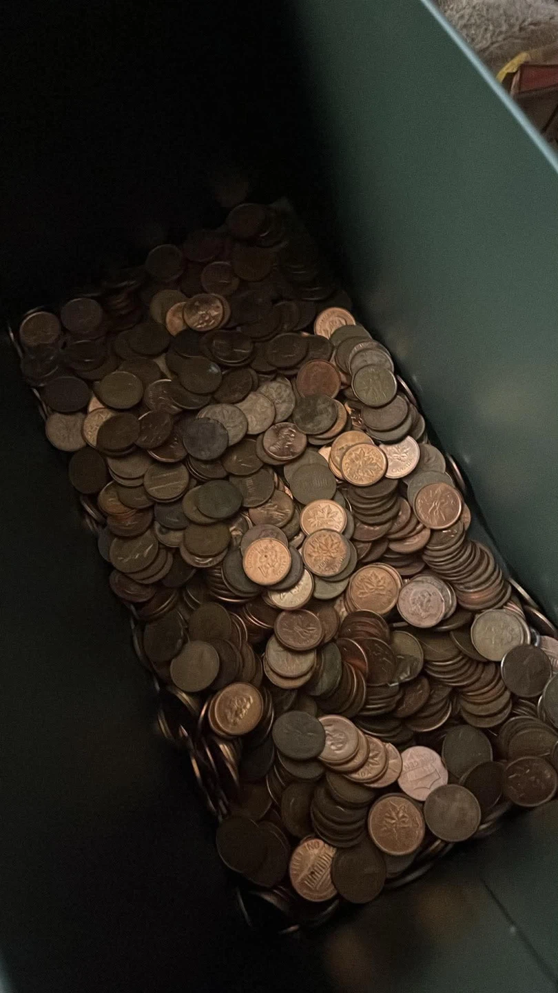 Large collection of Canadian pennies