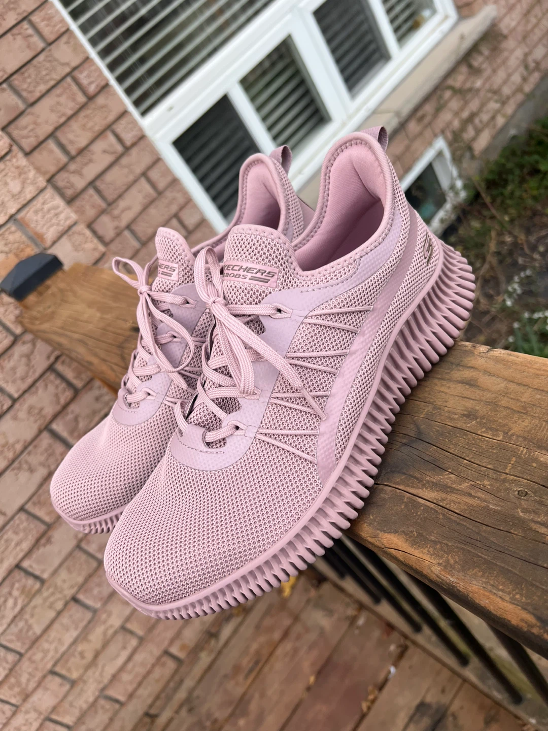 Like new womans Skechers sneakers size 10