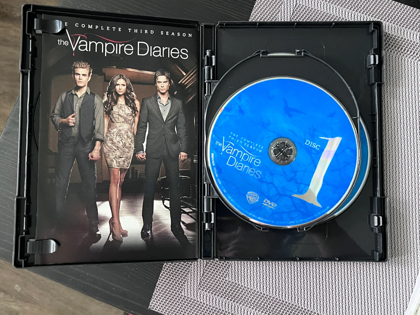 The Vampire Diaries: The Complete Third Season DVD - photo 5