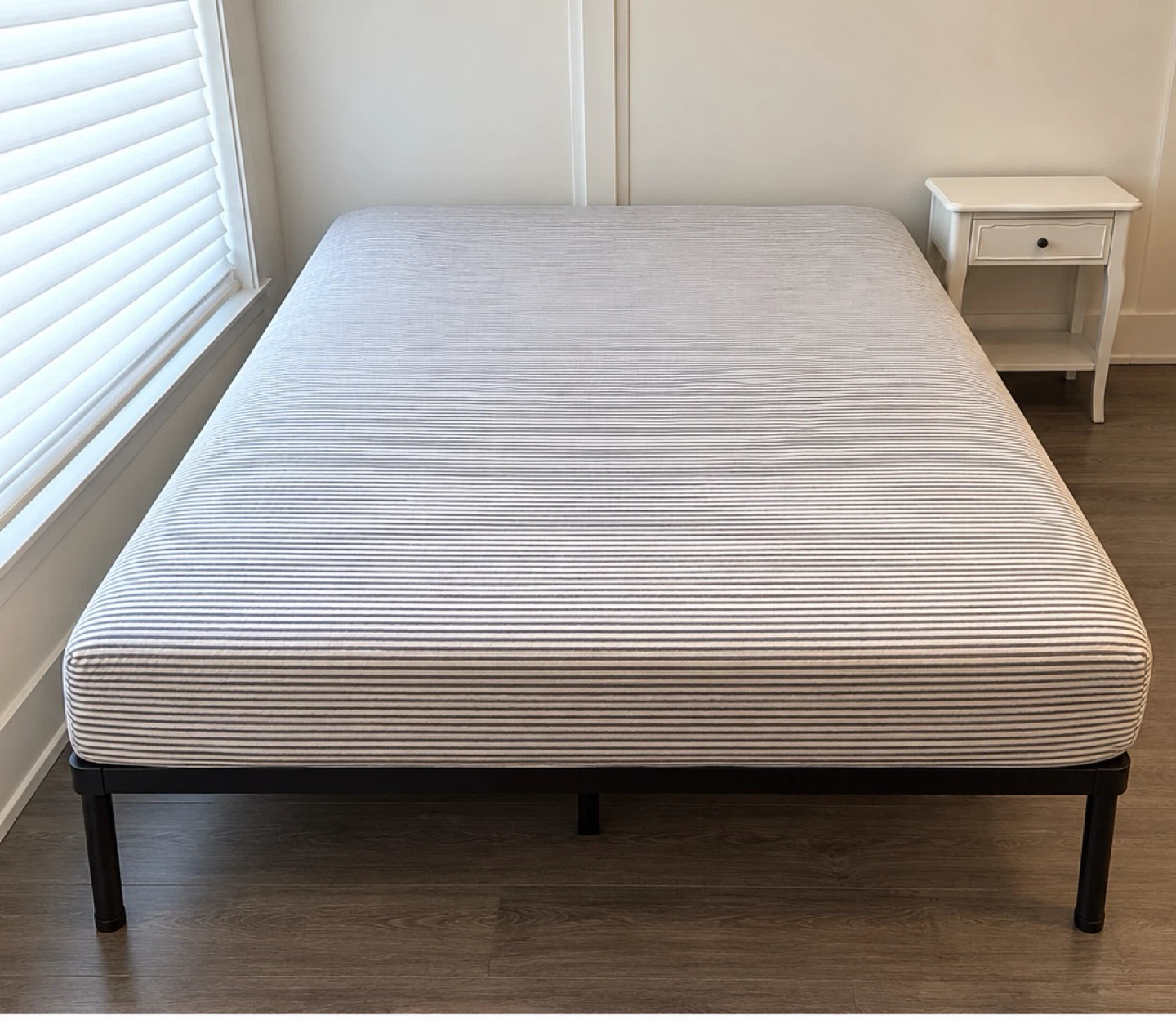 QUEEN MATTRESS  | NEEDS TO GO BY OCTOBER 22 |