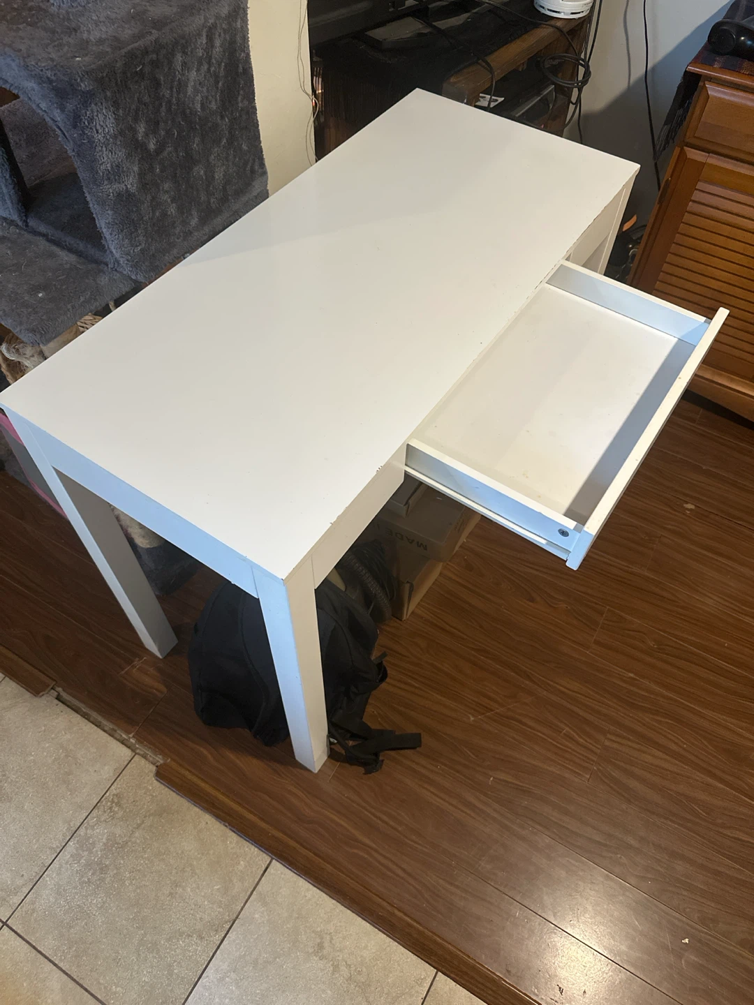 White desk with drawer