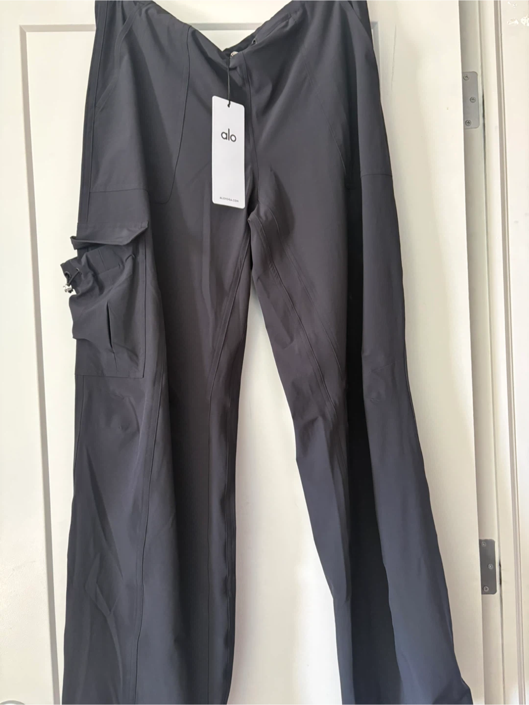 Alo Yoga Low Rise Megastar Cargo Pants - Black, Size S - photo 4