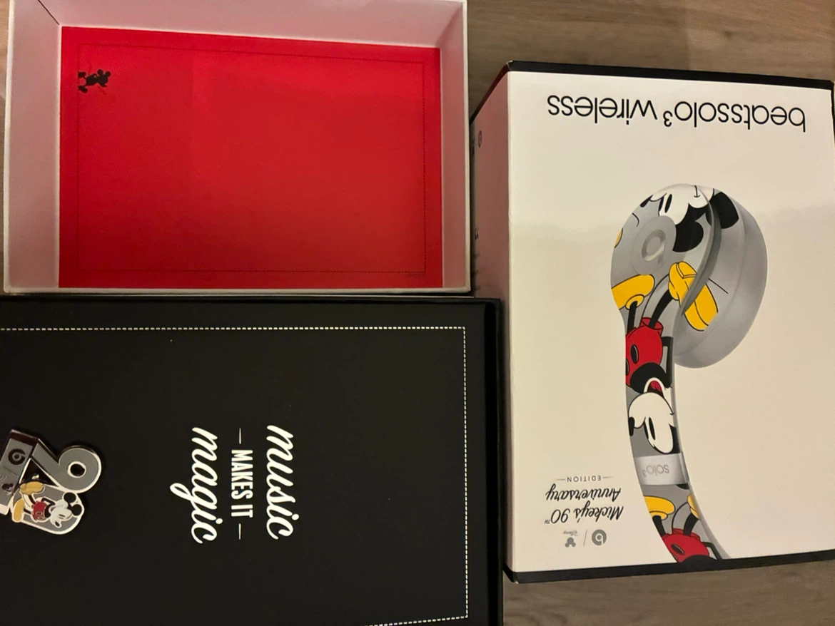 Beats Solo3 Wireless Mickey Mouse 90th Anniversary Limited - photo 3