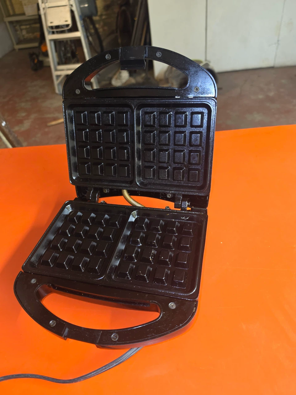 White-Westinghouse Belgian Waffle Maker - photo 2