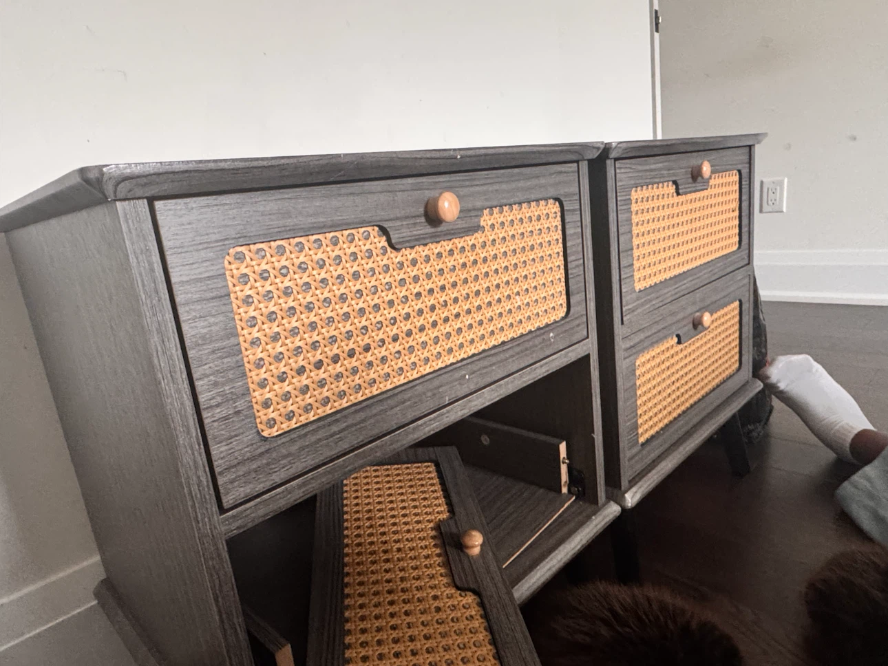 Set of two cane-style bedside tables - photo 5