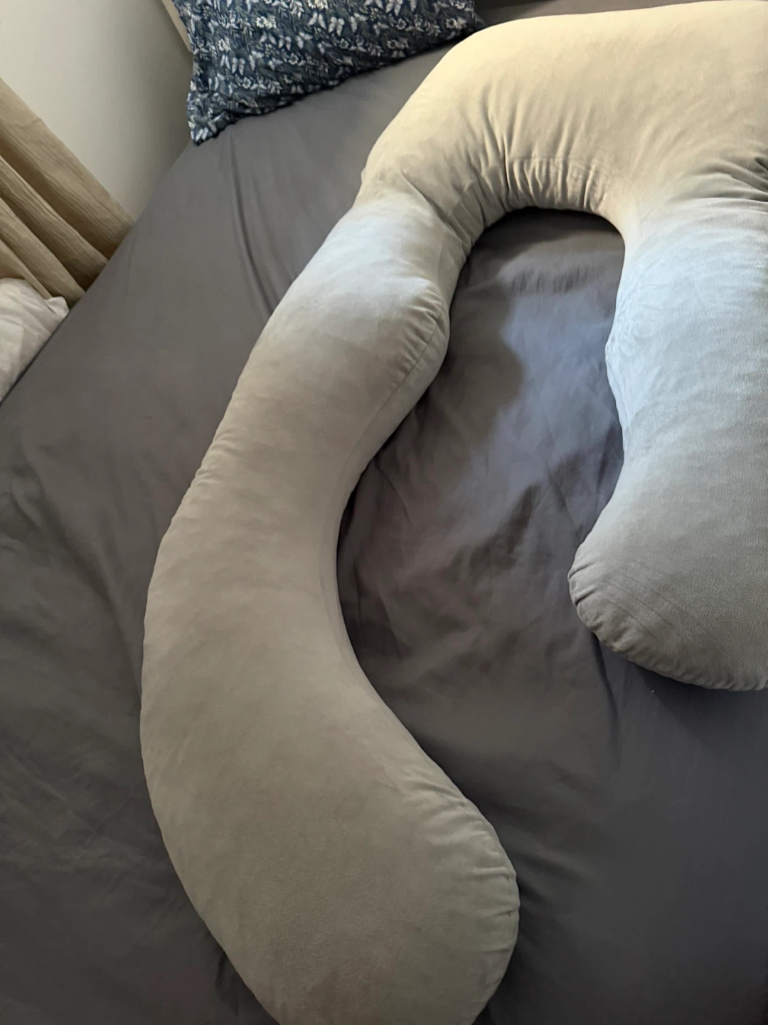 Pregnancy Full Body Pillow – Great Condition 🤰🏽🤍 - photo 2