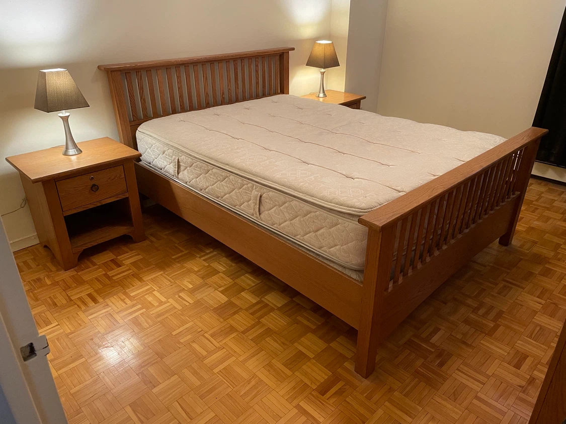 Queen Size 4-piece Oak Bedroom Set (Moving Sale)