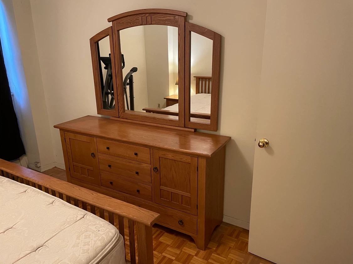 Queen Size 4-piece Oak Bedroom Set (Moving Sale) - photo 4