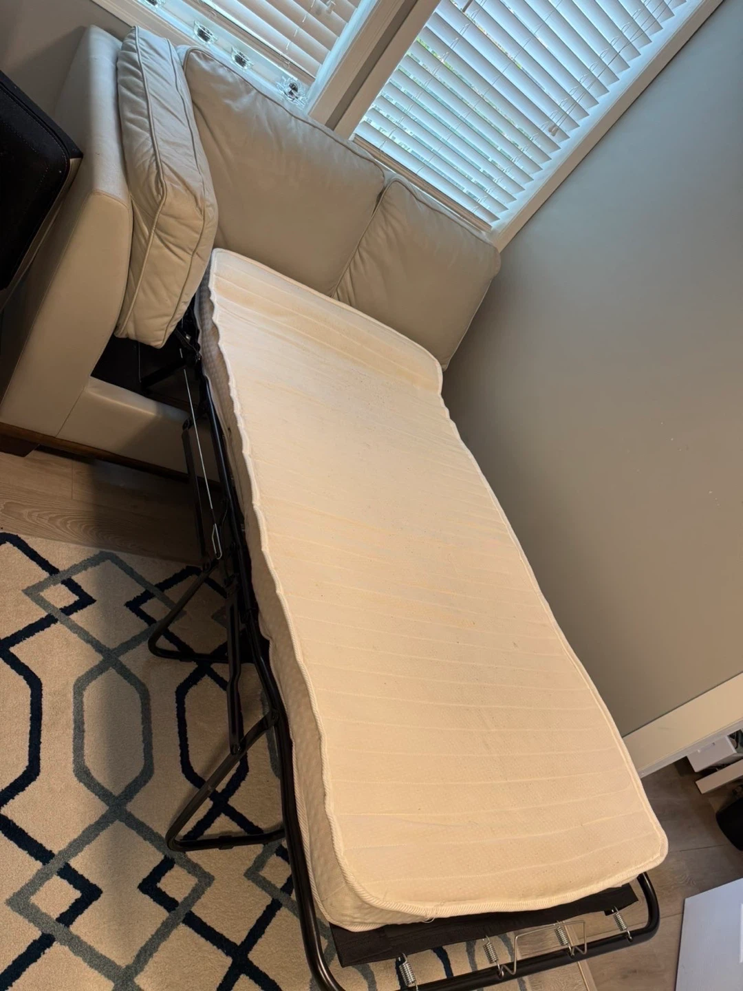 Cream Loveseat Pull-Out Bed - photo 4