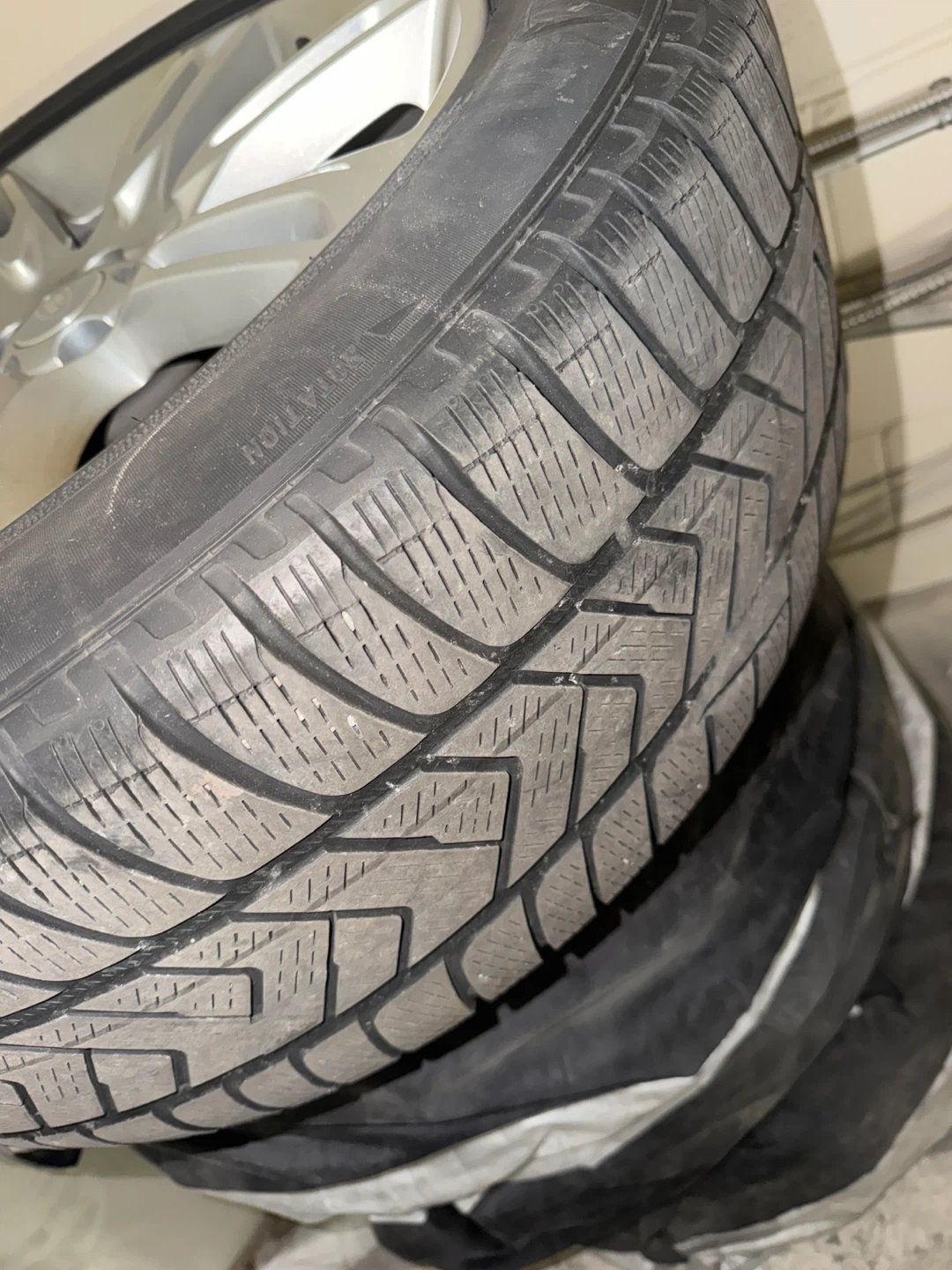 2019 Range Rover Velar original 255/50R19 winter tires with rims - photo 2