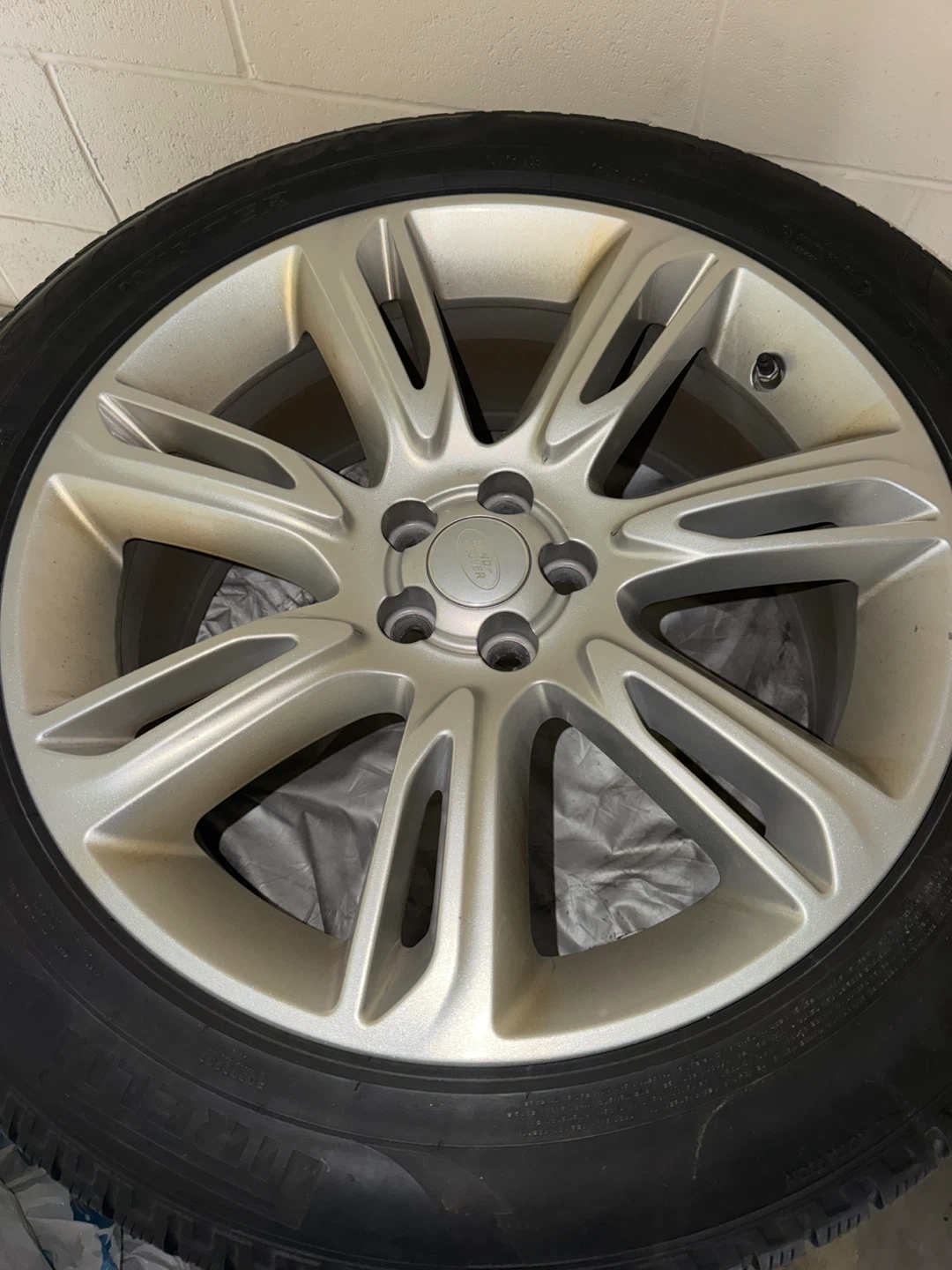 2019 Range Rover Velar original 255/50R19 winter tires with rims - photo 4