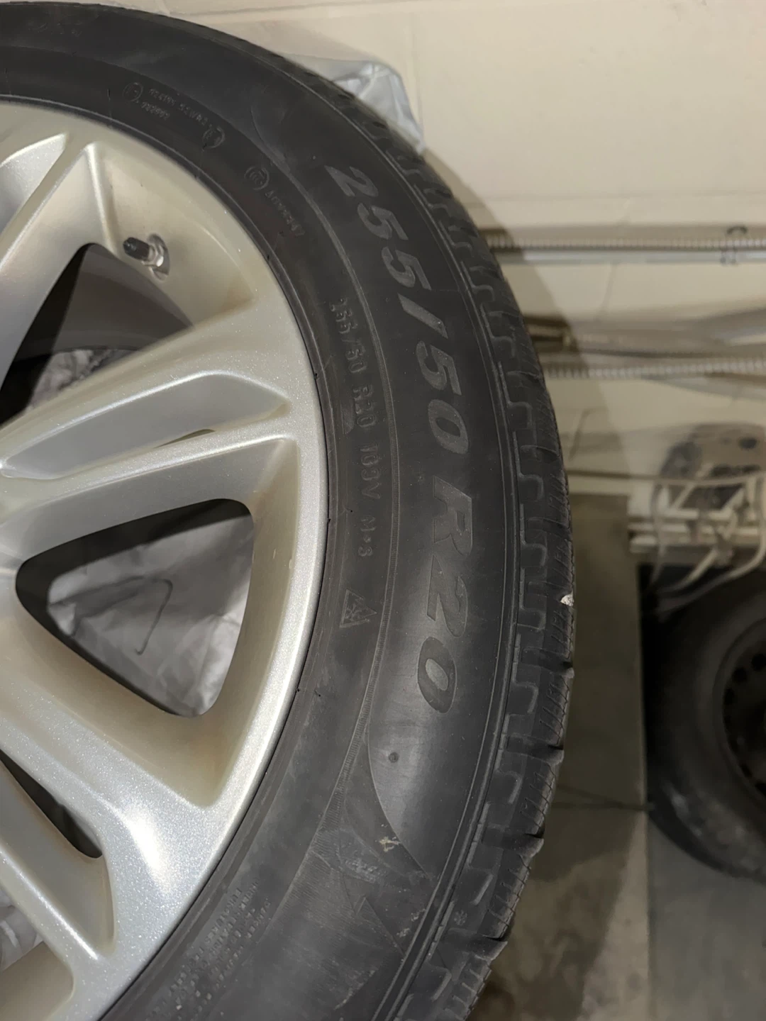 2019 Range Rover Velar original 255/50R19 winter tires with rims - photo 5