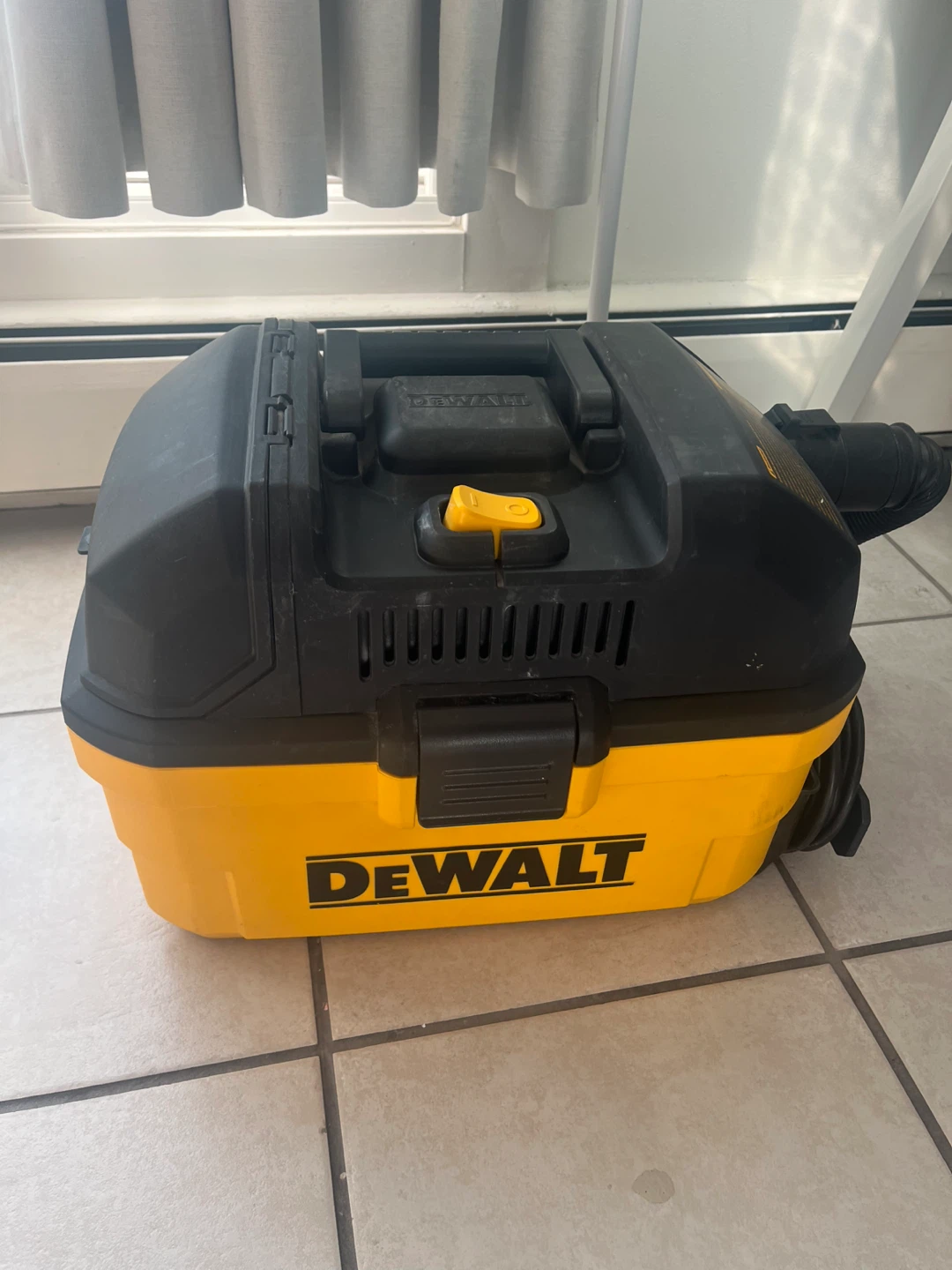 DEWALT 4 Gallon Wet/Dry Vacuum – Works Great