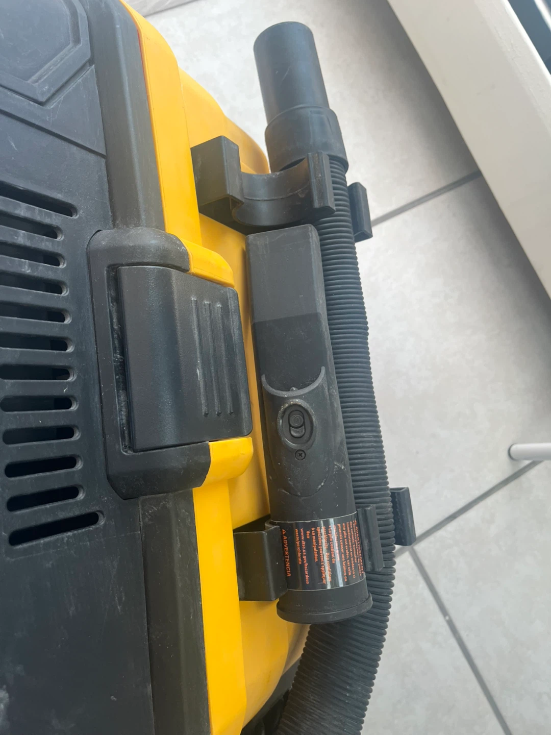 DEWALT 4 Gallon Wet/Dry Vacuum – Works Great - photo 4