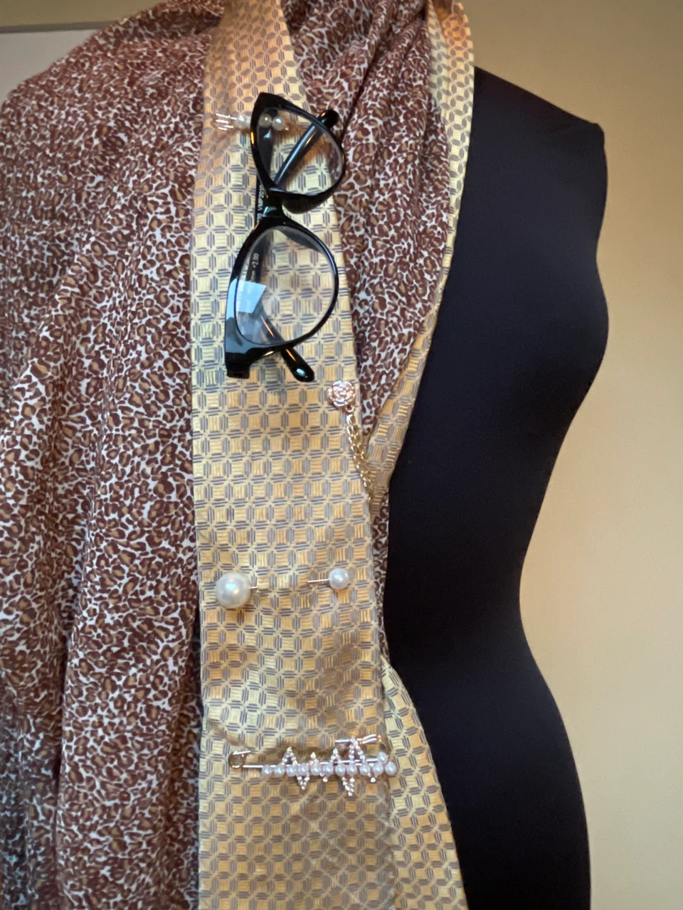 Decorated silk Tie with Accessories