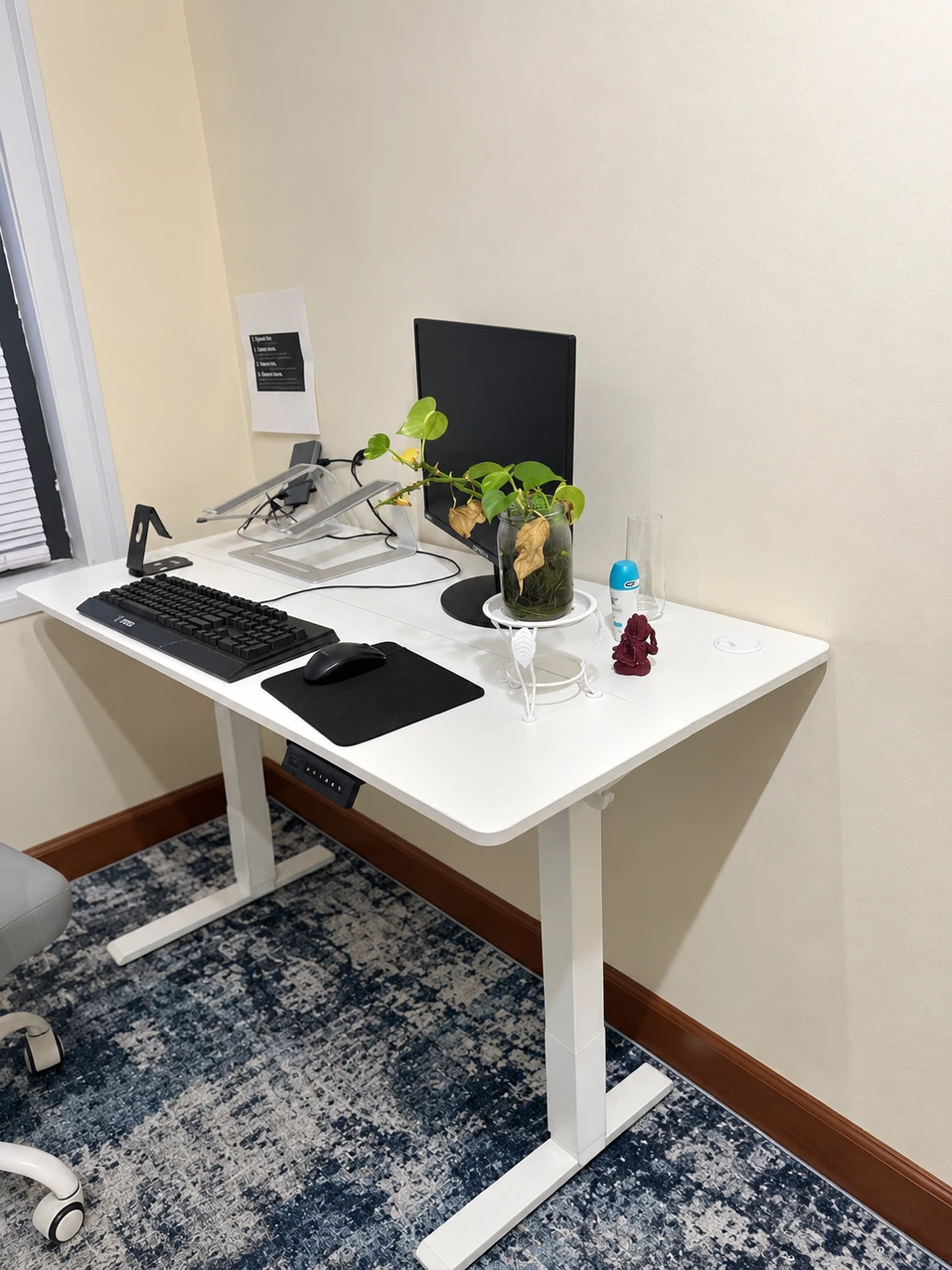 Desk - photo 2