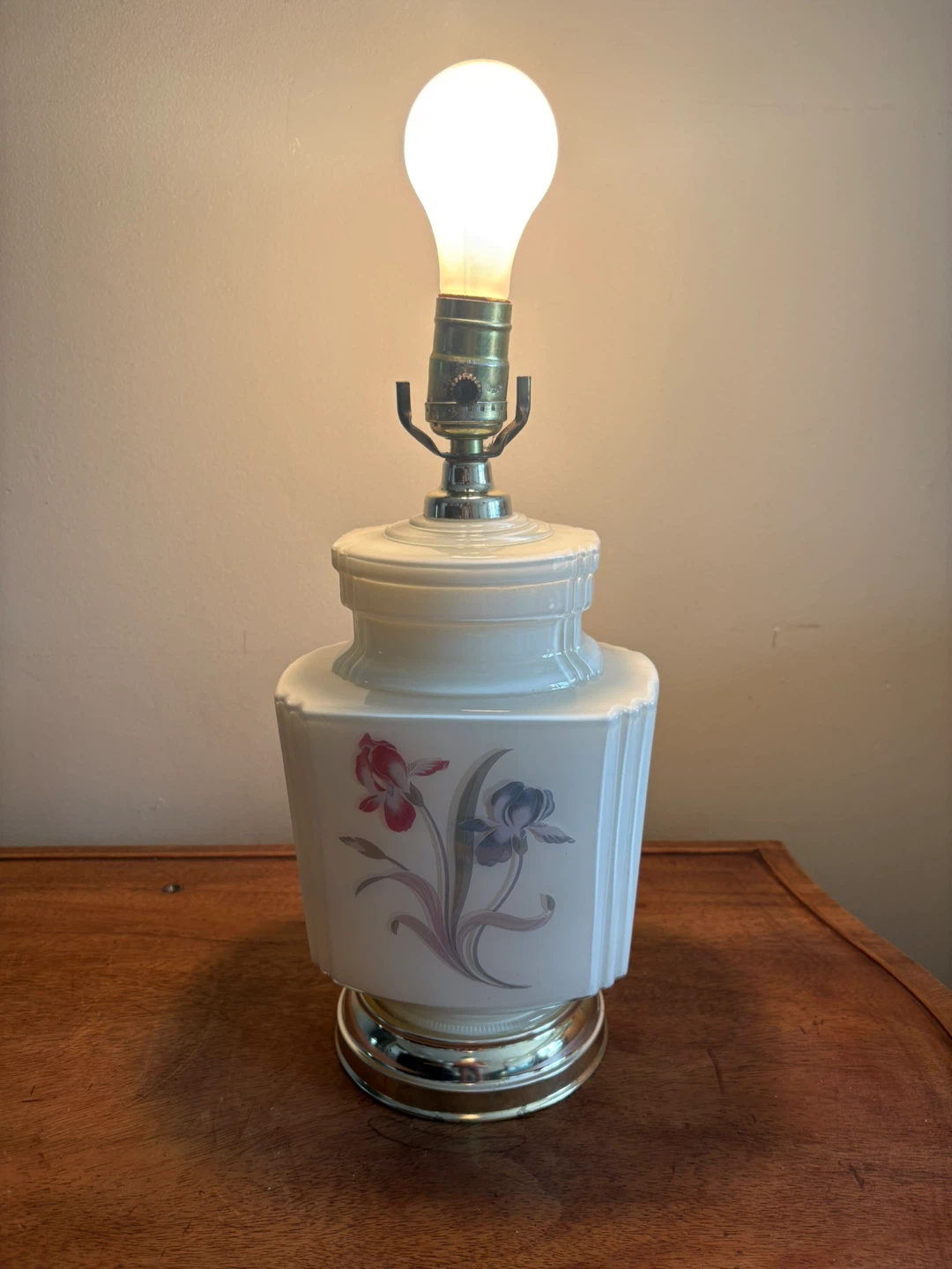 Vintage Milk Glass Table Lamp with Floral Design - photo 2