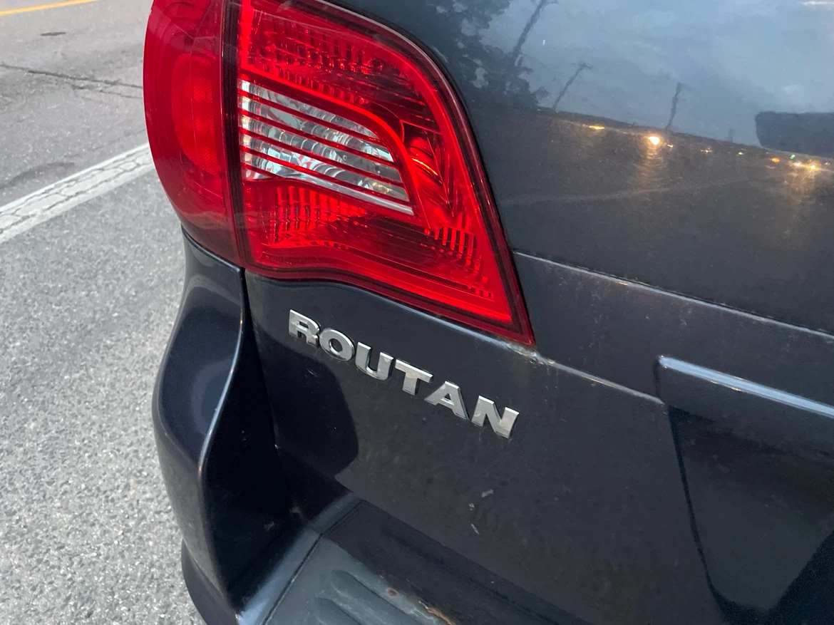 Volkswagen Routan Minivan - photo 2