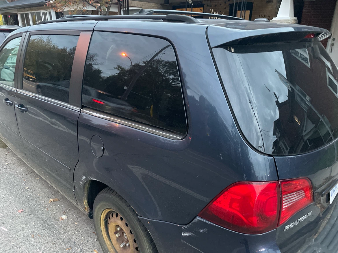 Volkswagen Routan Minivan - photo 3