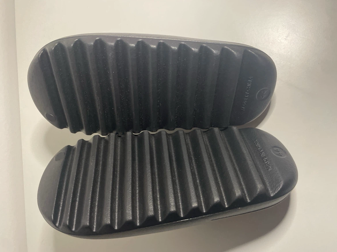 Yeezy slides - photo 4
