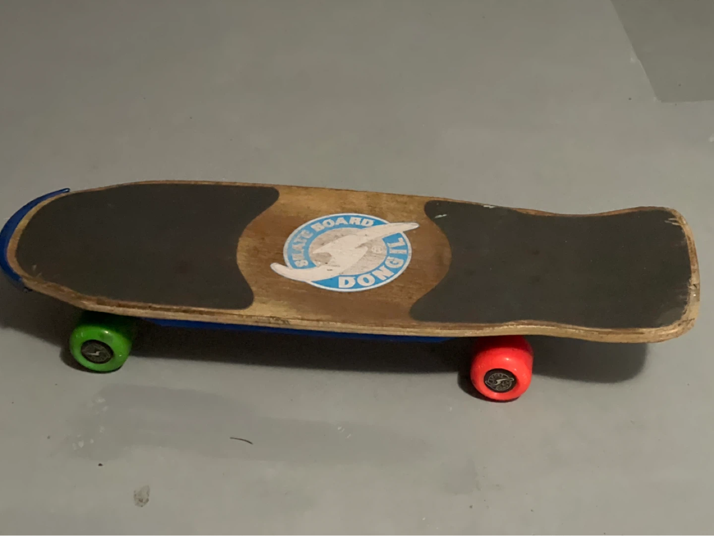 Dongil Skateboard with Lion Graphic