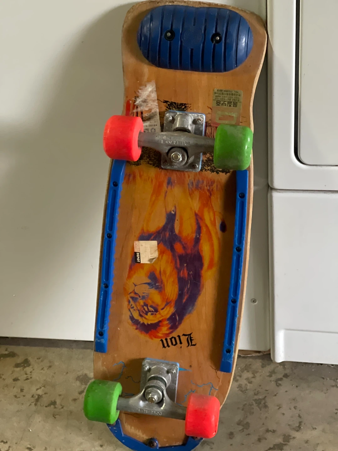 Dongil Skateboard with Lion Graphic - photo 2