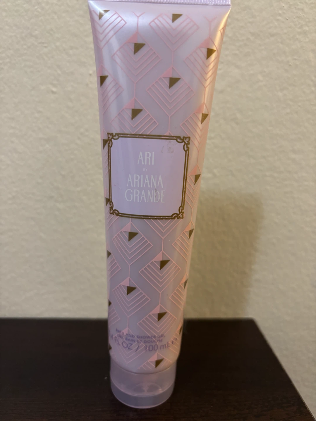 NEW-Ari by Ariana Grande Bath and Shower Gel 100ml