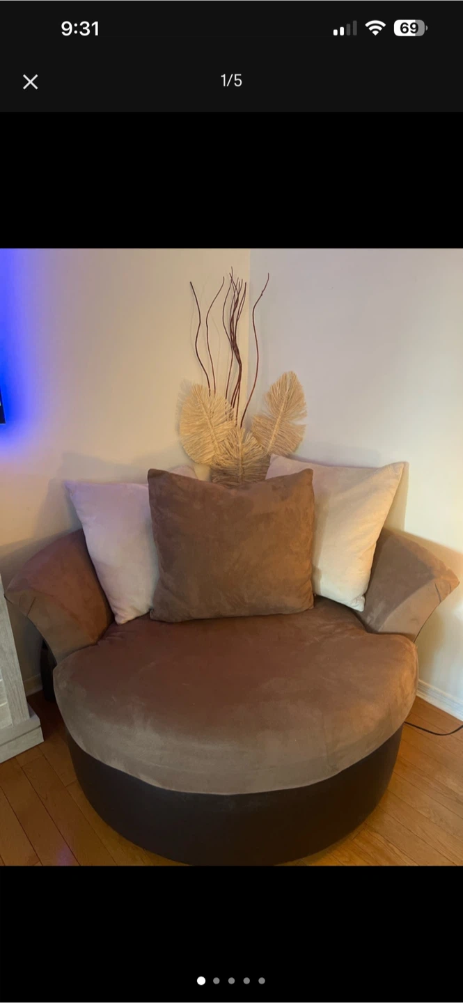 Round swivel cuddle chair