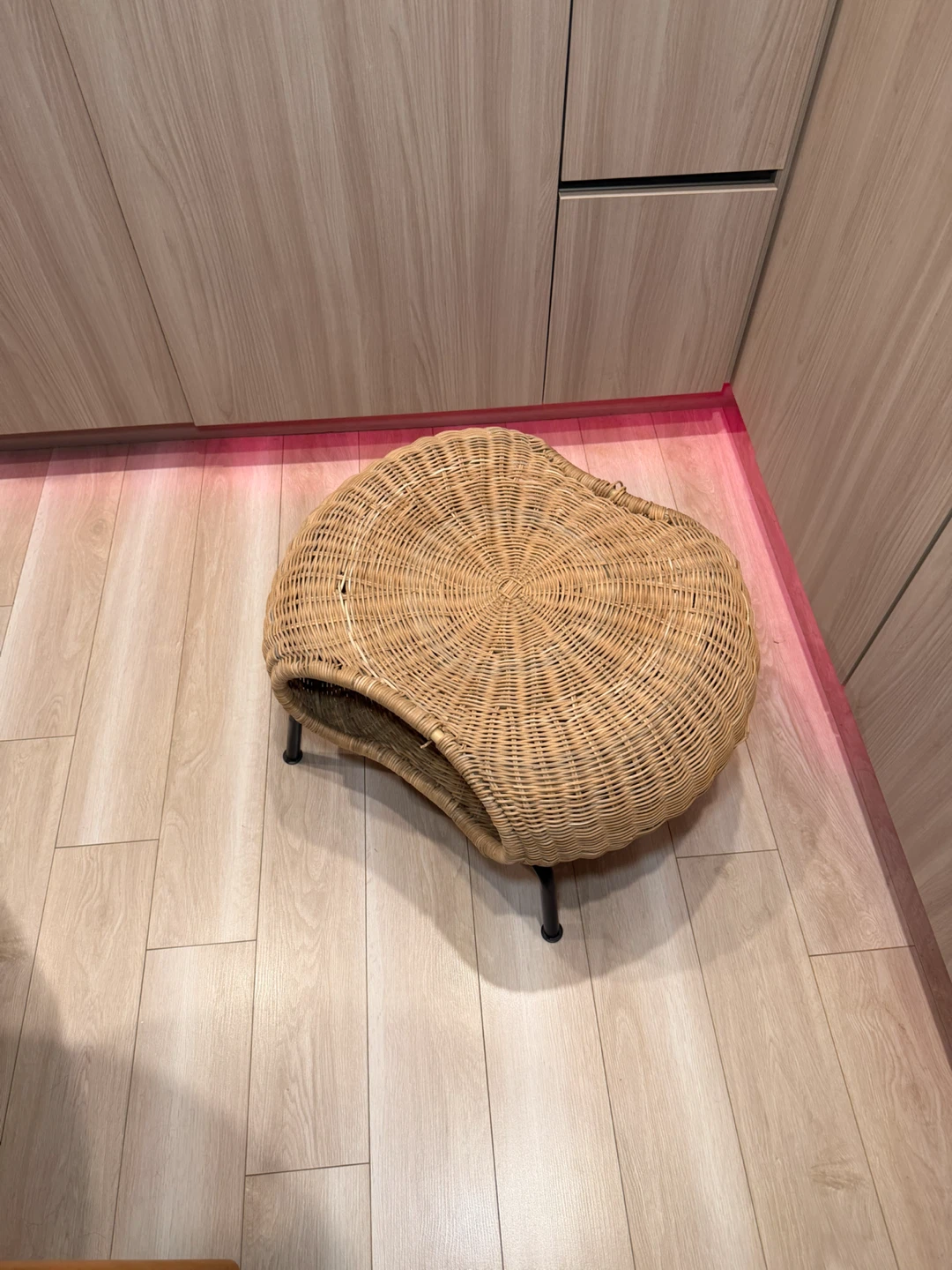 Wicker ottoman with Black Metal Legs