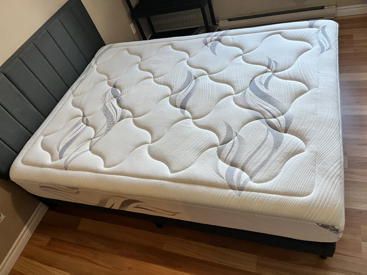 Zinus 12” Queen Memory Foam Mattress - For Sale