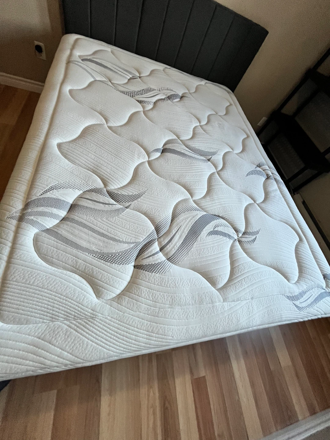 Zinus 12” Queen Memory Foam Mattress - For Sale - photo 2