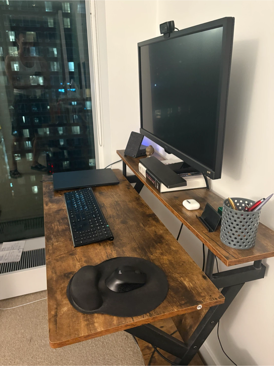 Desk - photo 3