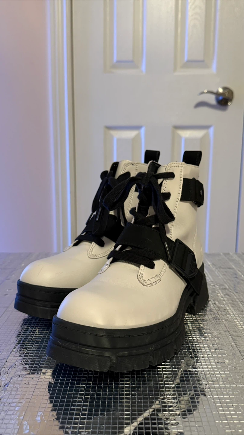 White UGG Ashton Lace Up Boot – Like New