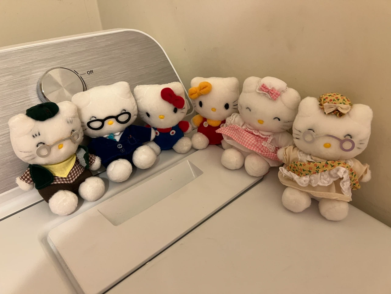 Vintage Hello Kitty 25th Anniversary Plush Family Set - photo 2