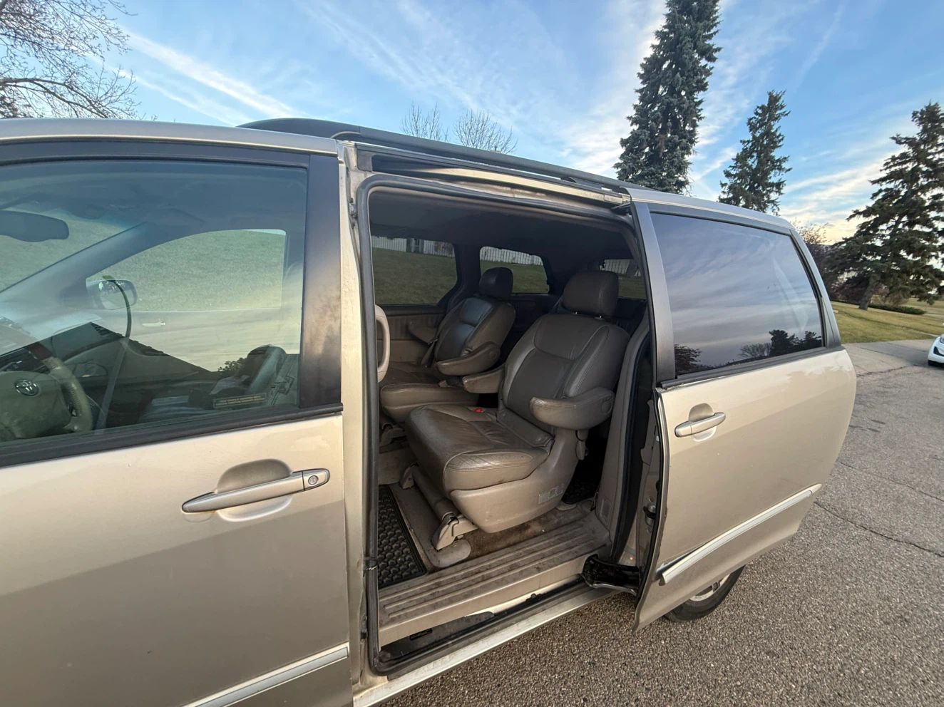 Toyota Sienna XLE Limited AWD - photo 4