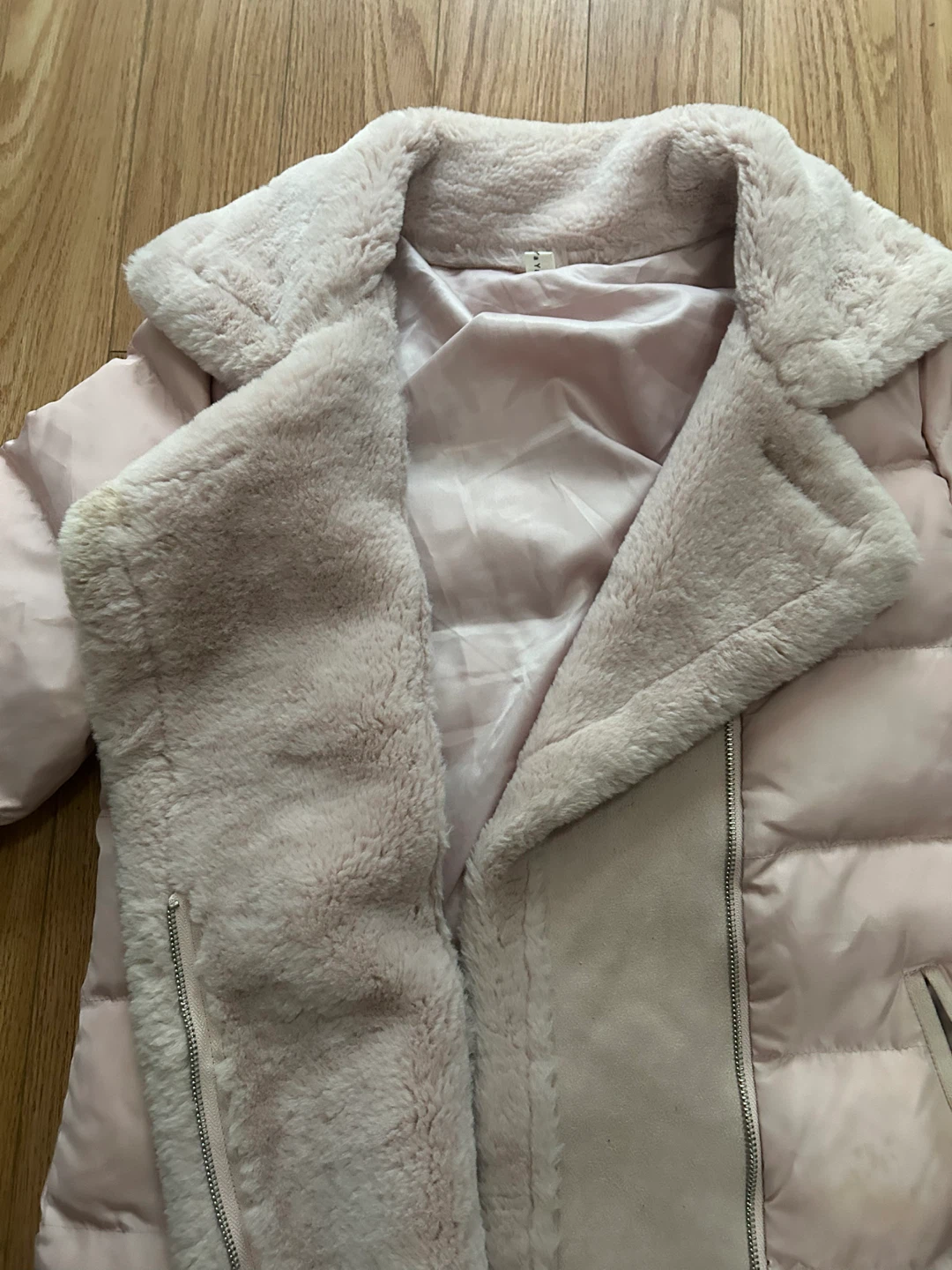 Light pink faux-shearling trimmed winter jacket - photo 3
