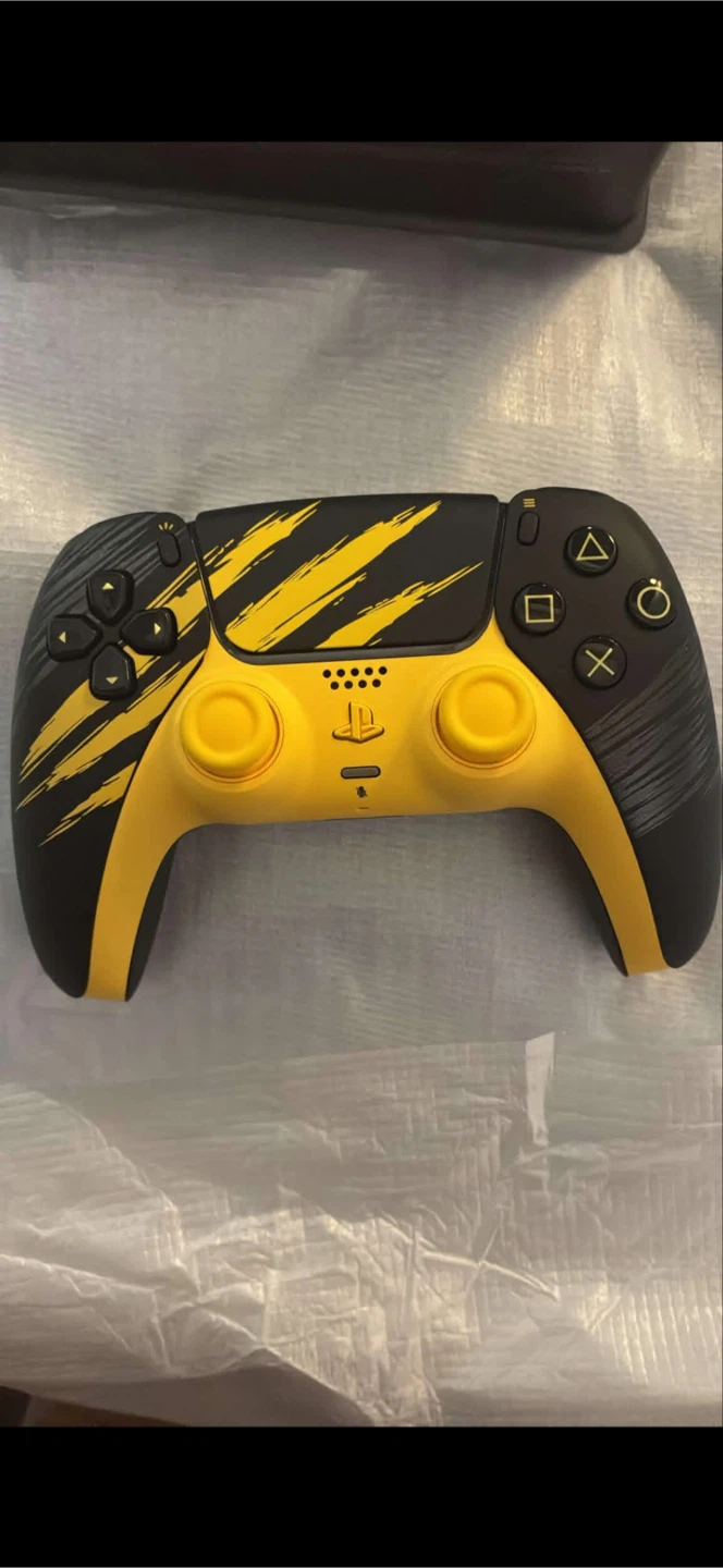 Limited Edition Marvel Wolverine PS5 Digital Console - photo 4
