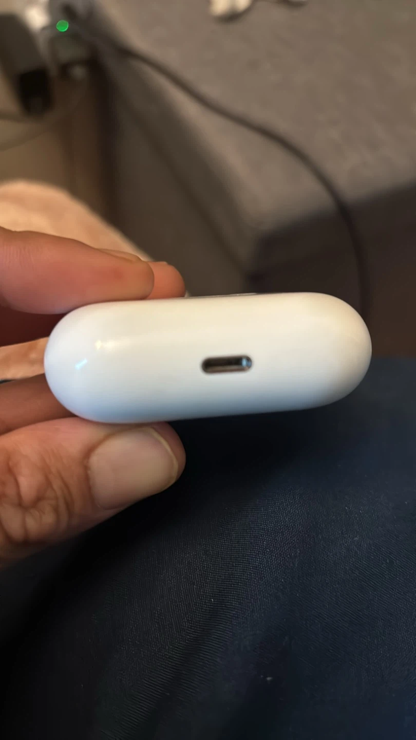Apple AirPods Pro Charging Case - photo 3