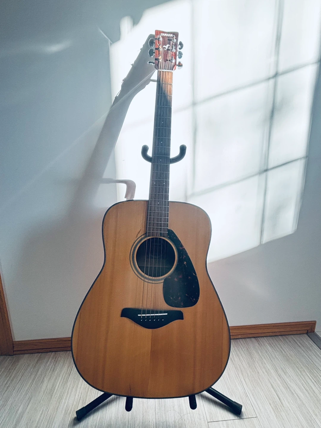 Yamaha FG700MS Acoustic Guitar w/ Stand & Picks