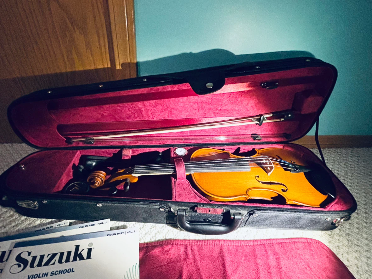 Carlton CVN100 4/4 Violin + Suzuki Vol 1-3 & More - photo 2